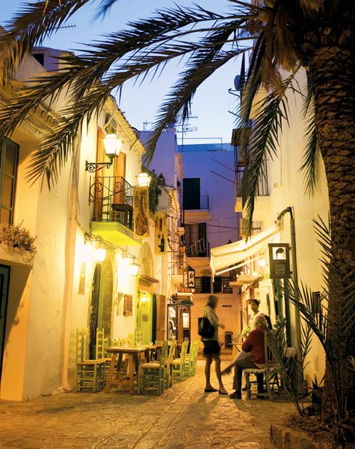 Terracitas en una callejuela de Dalt Vila.